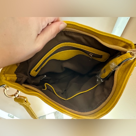 ❌SOLD❌ Yellow crossbody purse - Picture 7 of 7